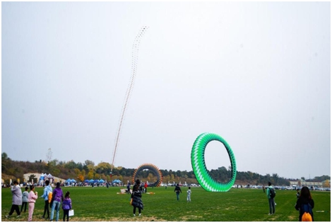 30米“滚地龙”风筝震撼亮相 北京“筝爱”活动