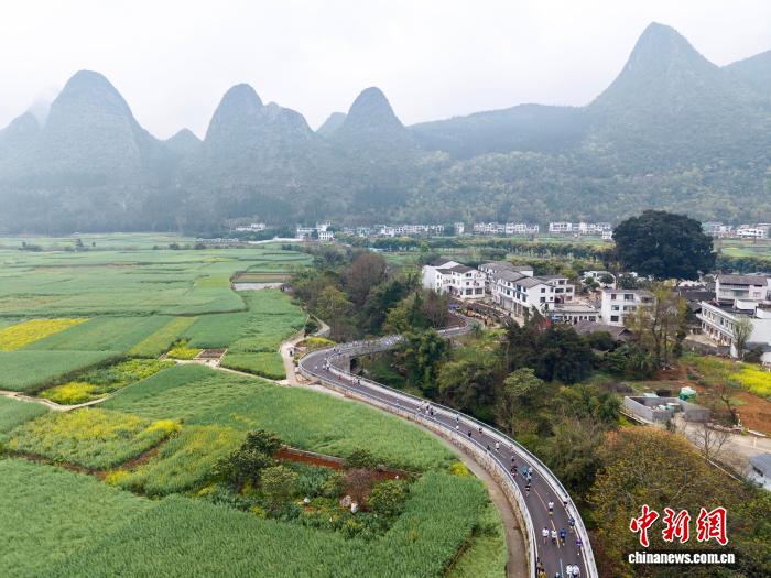 万峰林马拉松开赛 许启波夺冠赛道穿越喀斯特奇