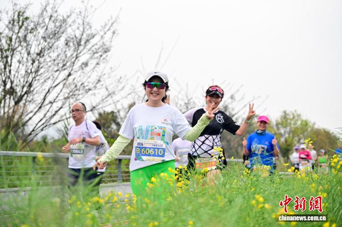 万峰林马拉松开赛 许启波夺冠赛道穿越喀斯特奇