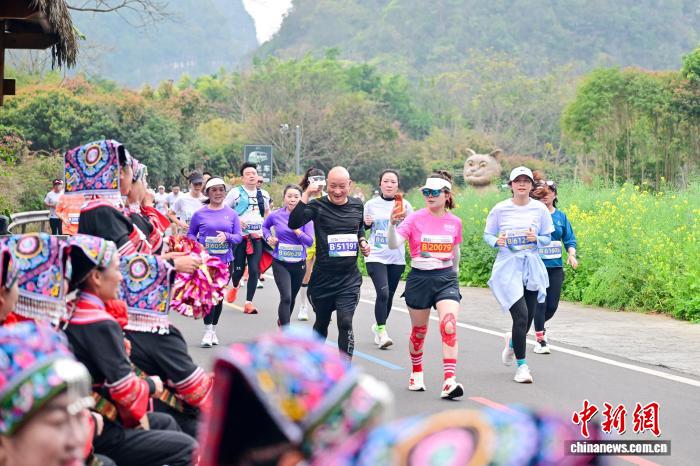 万峰林马拉松开赛 许启波夺冠赛道穿越喀斯特奇