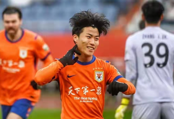 山东泰山谢文能染红引争议 足协或重罚影响联赛