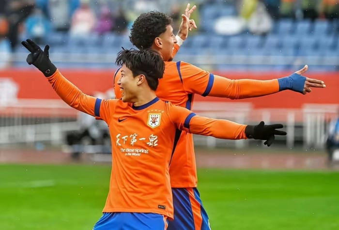 山东泰山谢文能染红引争议 足协或重罚影响联赛