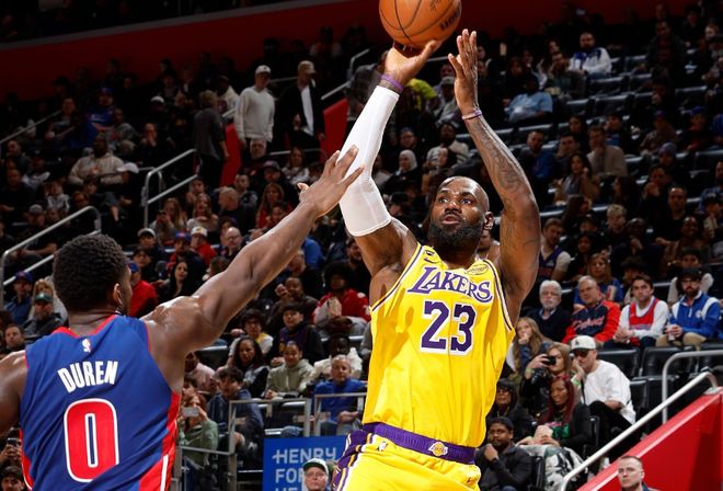 詹姆斯带伤出战湖人负活塞 12+9+10助攻难救主