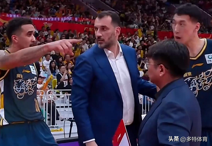 杜锋归队训练引球迷热议 下课传闻再起