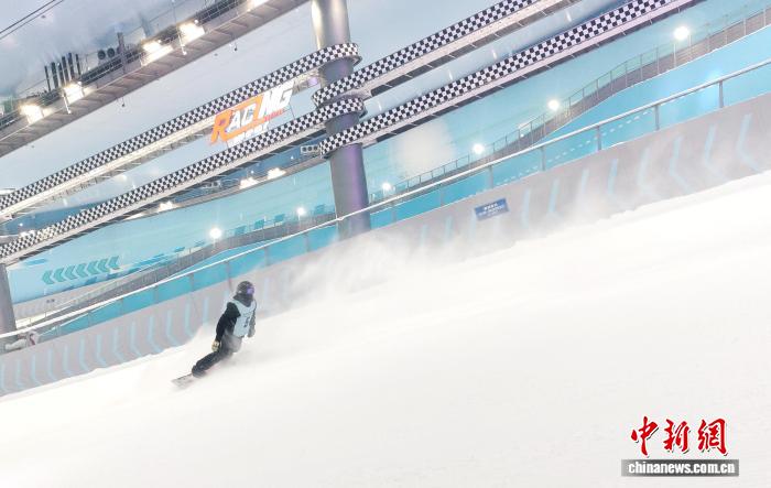 长春万达滑雪场举办室内大众单板滑雪赛 迎接大