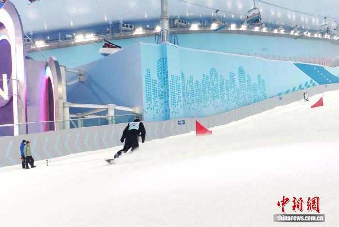 长春万达滑雪场举办室内大众单板滑雪赛 迎接大